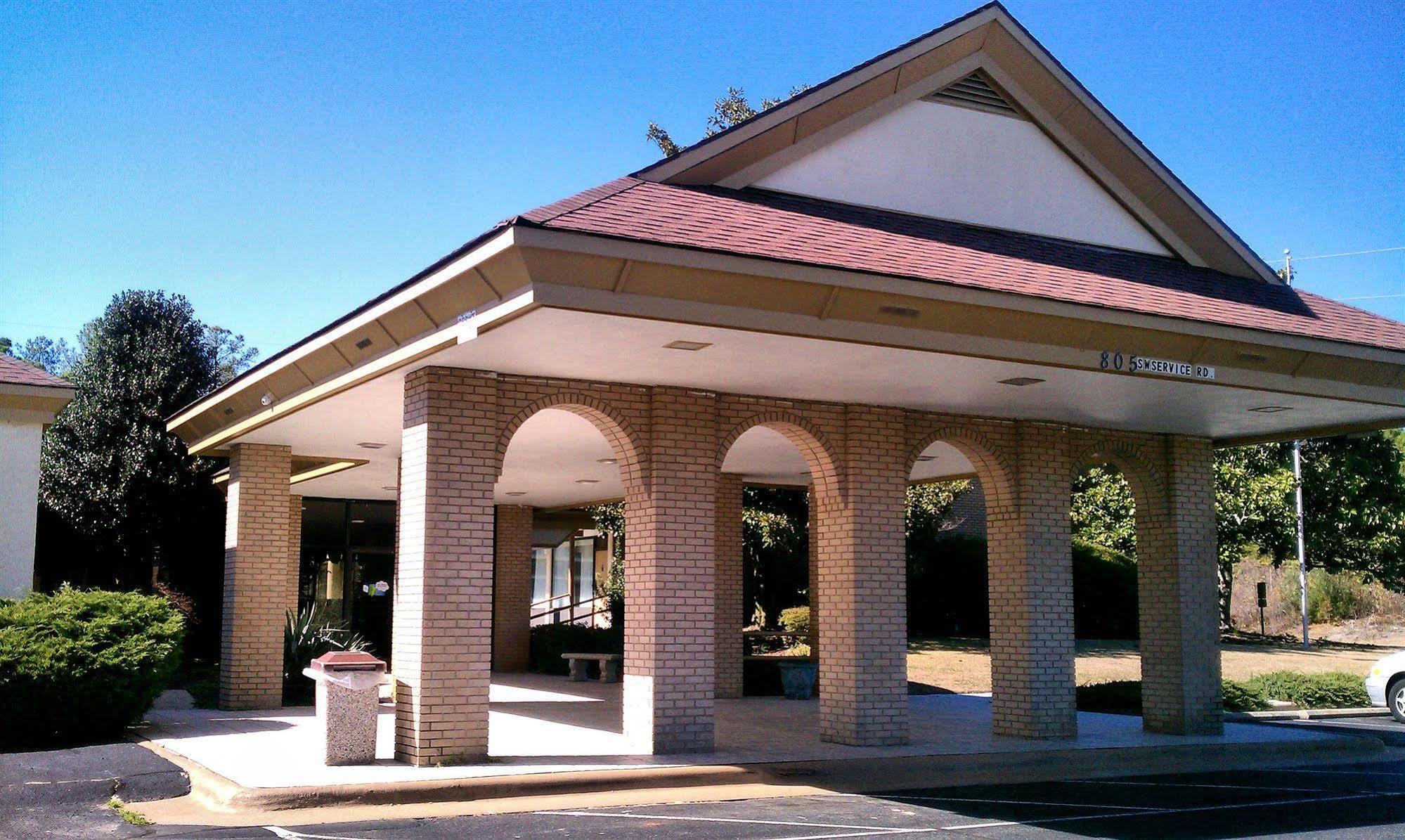 Days Inn & Conf Center By Wyndham Southern Pines Pinehurst Екстериор снимка